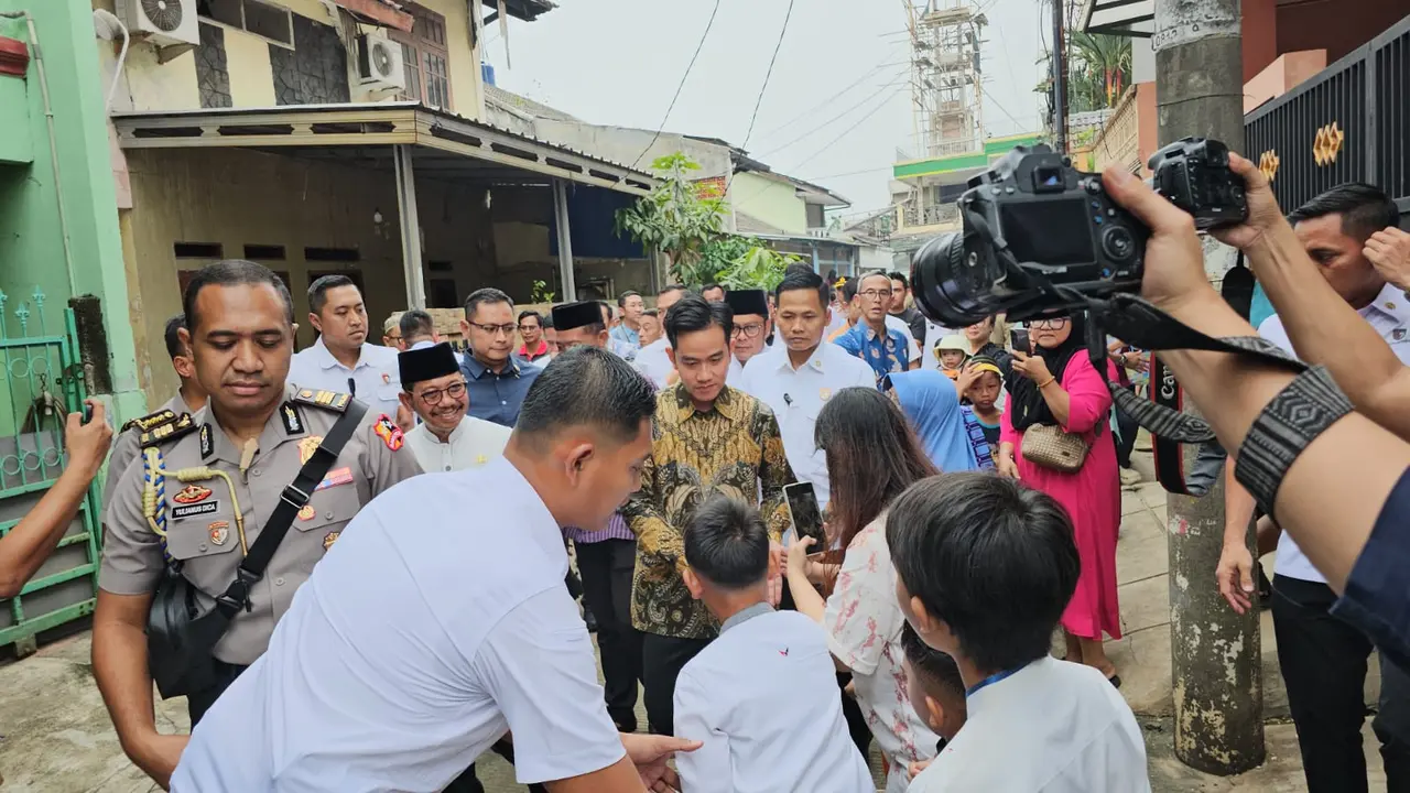 Wakil Presiden Gibran Rakabuming Raka, meninjau lokasi langganan banjir di Perumahan Ciledug Indah 1, Kecamatan Karang Tengah, Kota Tangerang, Jumat (11/7/2025) (Liputan6.com/Pramita Tristiawati)