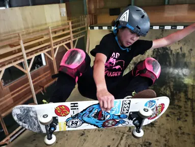 Skateboarder Misugu Okamoto menunjukkan keterampilannya saat sesi latihan di Kota Ama, Prefektur Aichi, Jepang, 2 Juli 2019. Remaja berusia 13 tahun ini menjadi andalan Jepang untuk merebut medali emas pada ajang Olimpiade Tokyo 2020. (Behrouz Mehri/AFP)