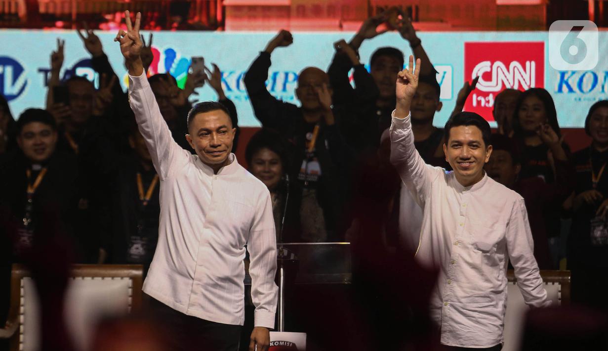 Pasangan calon gubernur-wakil gubernur DKI Jakarta nomor urut dua Dharma Pongrekun (kiri) dan Kun Wardana saat debat kedua Pemilihan Gubernur DKI Jakarta pada Pemilihan Kepala Daerah (Pilkada) Serentak 2024 di Beach City International Stadium, kawasan wisata Ancol, Jakarta Utara, Minggu (27/10/2024). (Liputan6.com/Angga Yuniar)