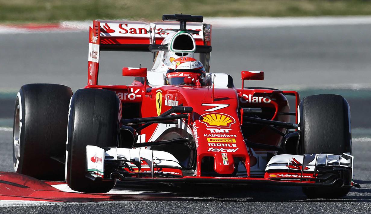 Kimi Raikonen mencatat waktu terbaiknya yaitu 1m24,836s dari 70 lap pada sesi tes pramusim kedua di Sirkuit Catalunya, Barcelona, selasa (2/3/2016) malam WIB. (REUTERS/Albert Gea)