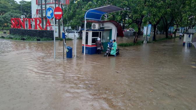 Apartemen Sentra Timur, Cakung terendam banjir. (Raden Trimutia Hatta/Liputan6.com)