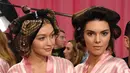 Gigi Hadid (kiri) dan Kendall Jenner terlihat di belakang panggung sebelum tampil dalam acara Victoria Secret Fashion Show 2015 di Lexington Armory, New York, Selasa (10/11/2015). (Dimitrios Kambouris/Getty Images untuk Victoria Secret /AFP)