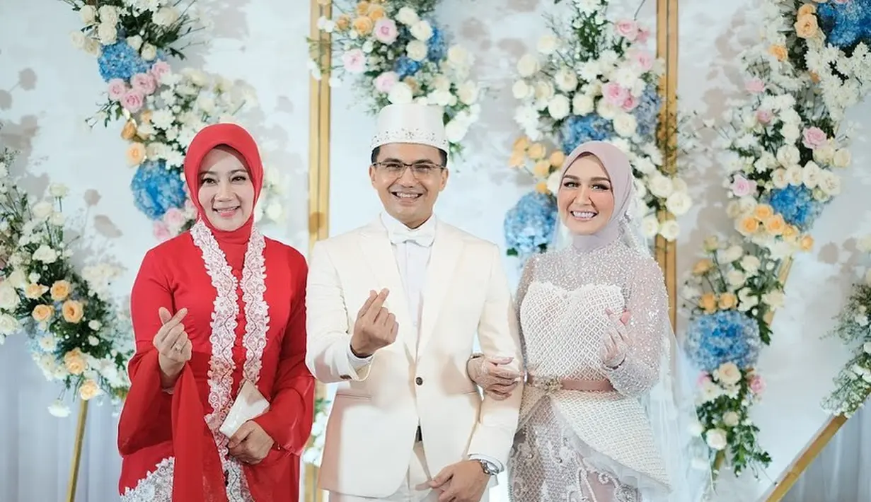 Kebahagiaan Sahrul dan Dine setelah resmi menjadi sepasang suami istri.  Pernikahan di gelar di Gedong Putih, Cihideung, Parongpong, Kabupaten Bandung Barat, Jawa Barat. Sahrul memberikan mahar atau maskawin berupa satu karat berlian dan 100 gram emas. [Instagram/dine.pearl]