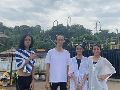 Momen saat Reza Gunawan belum menjalani perawatan intensif. Ia terlihat akrab dengan putra Dewi Lestari dari pernikahannya dengan Marcell Siahaan. (Foto: Instagram/@deelestari)