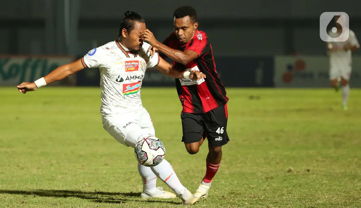 Pemain Persipura Jayapura, Todd Rivaldo Albert Ferre (kanan) berebut bola dengan pemain Persija Jakarta, Tony Sucipto dalam pertandingan BRI Liga 1 2021/2022 di Stadion Indomilk Arena, Kabupaten Tangerang, Minggu (19/9/2021). Persija Jakarta harus puas bermain tanpa gol. (Bola.com/Ikhwan Yanuar)
