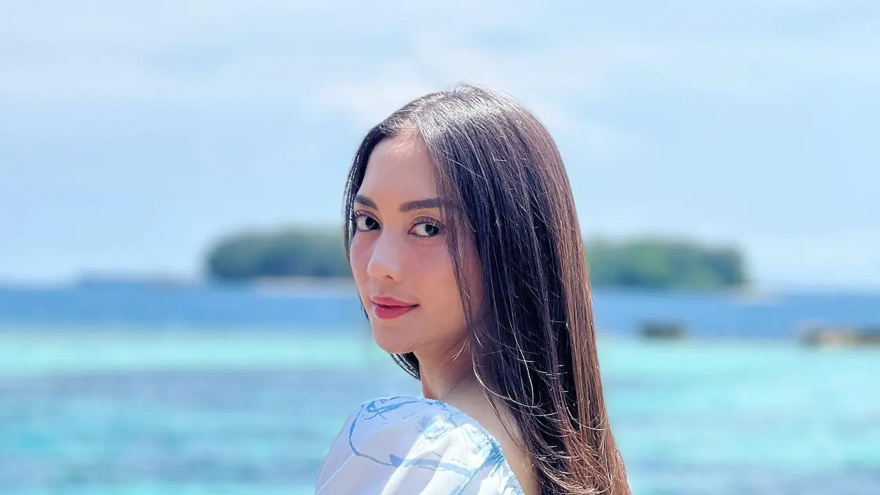 Tampil Awet Muda, Ini 6 Gaya Menawan Ririn Dwi Ariyanti di Pinggir Pantai