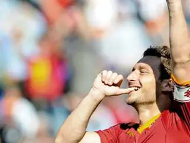 Selebrasi gol striker AS Roma Francesco Totti ke gawang Cagliari dalam lanjutan Serie A Italia yang berlangsung di Olimpico Stadium, 9 Mei 2010. Roma unggul 2-1. AFP PHOTO / ANDREAS SOLARO 