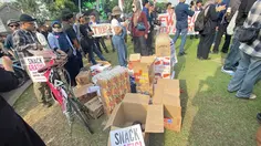 Warga Bagikan Makanan Gratis untuk Mahasiswa Demo di Tugu Tani