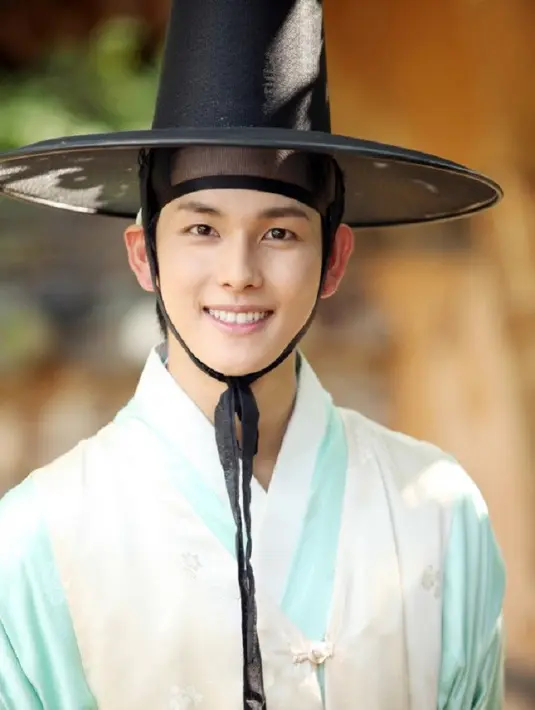 Im Siwan memang punya wajah yang manis. Ketampanannya semakin bertambah saat dirinya memakai hanbok. Tidak percaya? Lihat saja saat ia bermain dalam drama The Moon Embracing the Sun. (Foto: soompi.com)