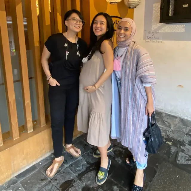 Sambut Kelahiran Anak Sahabatnya, Ini 6 Potret Leony Bareng Dea Ananda Selama Hamil