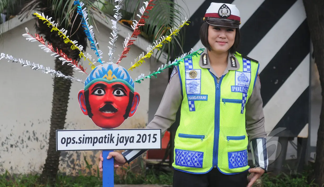 Seorang polwan anggota Ditlantas Polda Metro Jaya saat apel Gelar Pasukan Ops Simpatik Jaya 2015 di Lapangan Ditlantas Polda Metro Jaya, Rabu (1/4/2015). (Liputan6.com/Herman Zakharia)