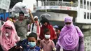 Orang-orang yang mengenakan masker meninggalkan terminal feri di Dhaka, Bangladesh (10/9/2020). Bangladesh pada Kamis (10/9) melaporkan 1.892 kasus baru COVID-19 dan 41 kematian baru, menambah jumlah kasus menjadi 332.970 dan jumlah kematian di angka 4.634. (Xinhua)