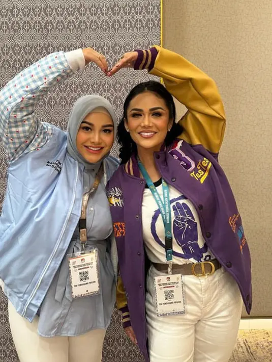 Sementara itu, Krisdayanti mengenakan jaket varsity warna ungu dengan lengan warna kuning. Jaket tersebut memiliki aksen patch.  [@krisdayantilemos]