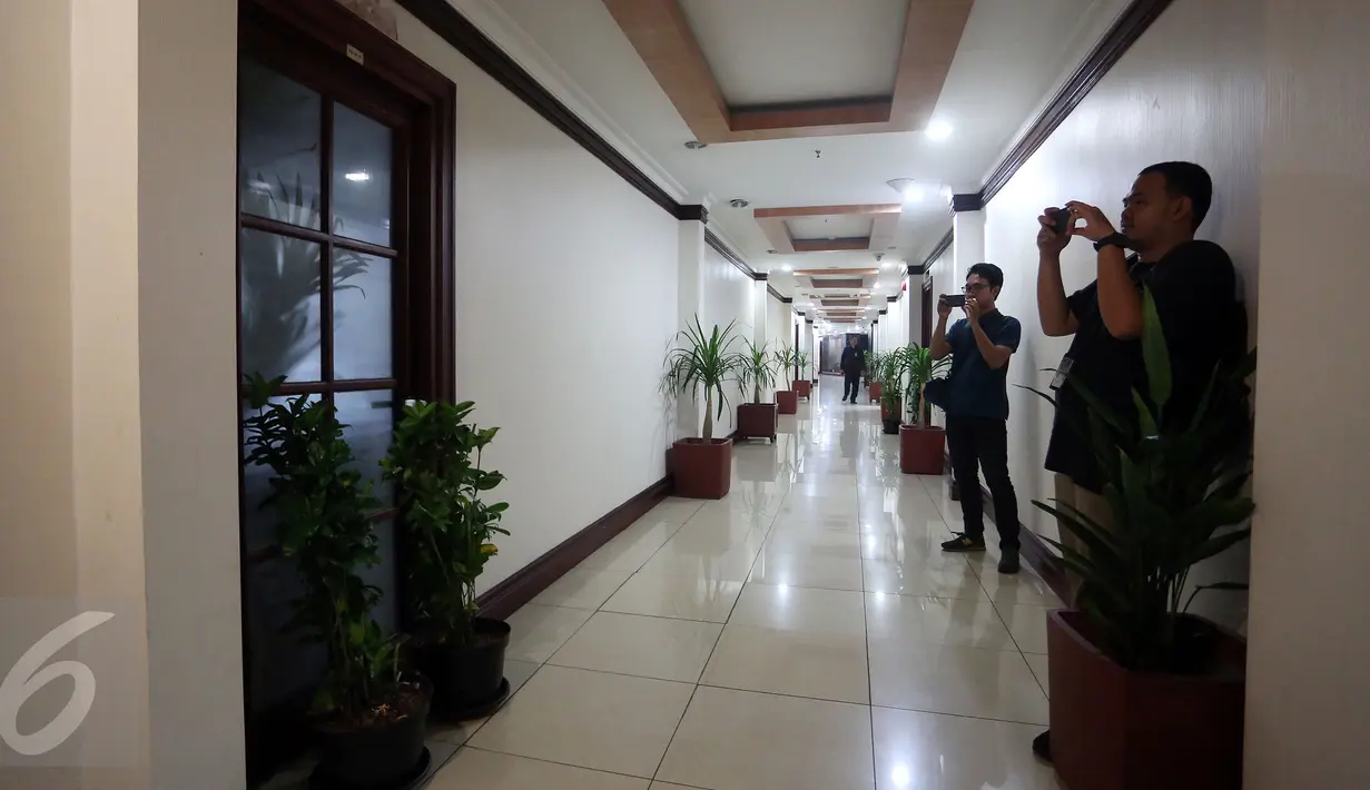 Dua orang reporter memfoto ruang kerja Wakil Ketua DPD RI, Jakarta, Rabu (5/4). Ruangan kerja Wakil Ketua DPD yang sebelumnya ditempati Gusti Kanjeng Ratu (GKR) Hemas dan Farouk Muhammad terkunci. (Liputan6.com/Johan Tallo)
