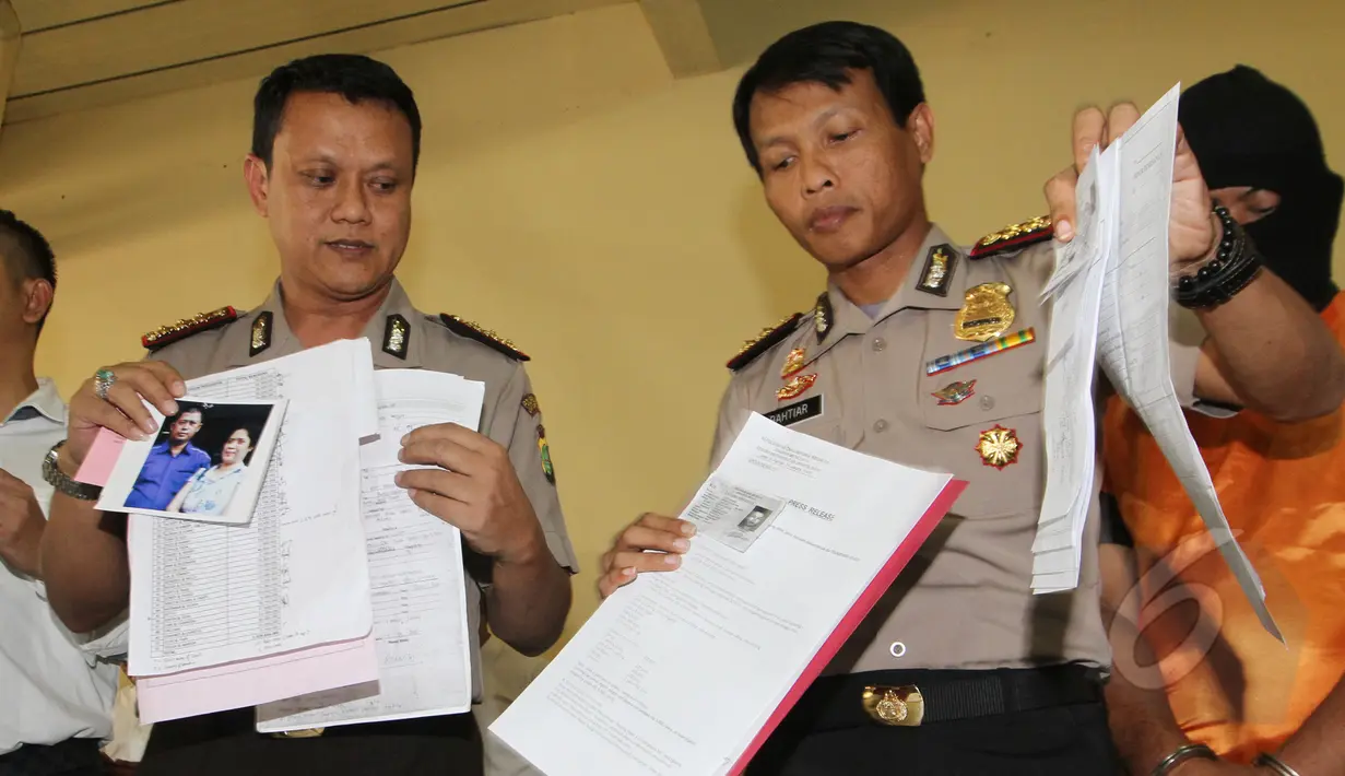 Kombes Pol Rudy Heriyanto Adi Nugroho (kiri) saat rilis kasus penipuan Wedding Organizer di Mapolres Jakarta, Barat, Senin (25/5/2015). Kerugian akibat penipuan jasa resepsi pernikahan tersebut mencapai Rp. 1,6 miliar. (Liputan6.com/Johan Tallo)