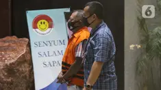 Tersangka kasus dugaan penerimaan gratifikasi bersama Bupati Malang periode tahun 2010-2015 dan periode 2016–2021 Eryck Armando Talla (kiri) digiring petugas usai dihadirkan saat rilis penetapan masa penahanan di gedung KPK, Jakarta, Kamis (30/7/2020). (Liputan6.com/Helmi Fithriansyah)