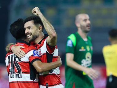 Pemain Madura United, Ruxi, merayakan kemenangan atas Persebaya Surabaya pada lanjutan BRI Super League 2025/2026 di Stadion Gelora Bung Tomo Jumat (17/4/2026). (Bola.com/M Iqbal Ichsan)