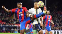Melimpahnya stok bek tengah Chelsea membuat Guehi akhirnya dilepas ke Crystal Palace pada awal musim 2021/2022. Di bawah asuhan pelatih Patrick Vieira, pemain berusia 21 tahun itu berkembang pesat hingga mendapat panggilan memperkuat timnas Inggris. (AFP/ Daniel Leal)