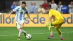 Pemain Argentina, Lionel Messi (kiri) berhadapan satu lawan satu dengan kiper Kanada, Maxime Crepeau pada laga Grup A Copa America 2024 di Mercedes-Benz Stadium, Atlanta, Georgia, Jumat (21/06/2024). (AFP/Charly Triballeau)