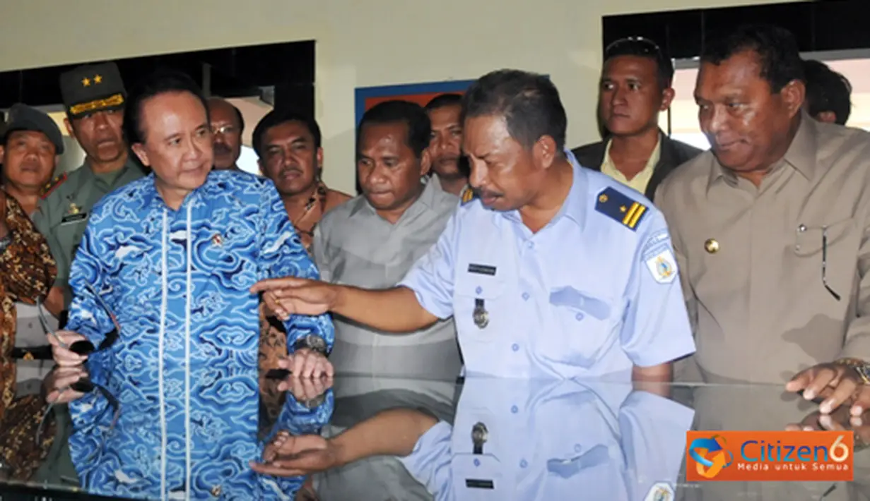 Citizen6, Maluku: Penyerahan dilakukan secara simbolis oleh Menteri Kelautan dan Perikanan, Sharif C. Sutardjo kepada Pemerintah Provinsi Maluku di Pelabuhan Perikanan Nusantara (PPN) Ambon, Maluku. (Pengirim: Efrimal Bahri)