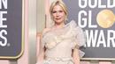 <p>Michele Williams tampil memukau dalam balutan gaun beraksen keliman metalik, ditambah platform bertali hitam dan perhiasan cantik dari Tiffany &amp; Co.. Foto: People.</p>