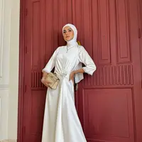 Potret Olla Ramlan dengan Gamis Putih. (instagram/ollaramlan)