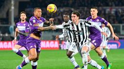 Pemain Juventus Dusan Vlahovic (kanan) berebut bola dengan pemain Fiorentina Igor Julio pada pertandingan sepak bola leg pertama semifinal Coppa Italia di Stadion Artemio-Franchi, Florence, Italia, 2 Maret 2022. Juventus menang 1-0. (Alberto PIZZOLI/AFP)
