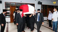 Wakil Menteri Pekerjaan Umum (PU) Periode 2009-2014 Achmad Hermanto Dardak, dimakamkan di Taman Makam Pahlawan (TMP) Kalibata, Jakarta, Minggu (21/8/2022). (Dok Kementerian PUPR)