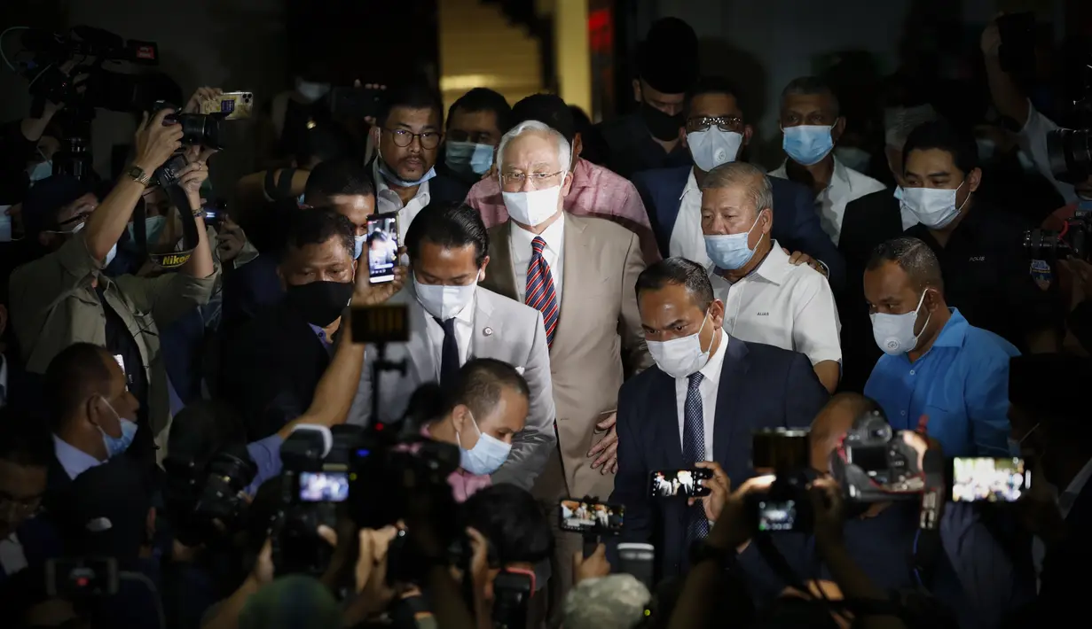 Najib Razak Dihukum 12 Tahun Penjara: Mantan Perdana Menteri Malaysia Najib Razak meninggalkan gedung pengadilan di Kuala Lumpur, Selasa, (28/7/2020). Pengadilan di Malaysia menghukum Najib Razak 12 tahun penjara atas tujuh dakwaan terhadapnya dalam kasus korupsi 1MDB. (AP Photo/Vincent Thian)
