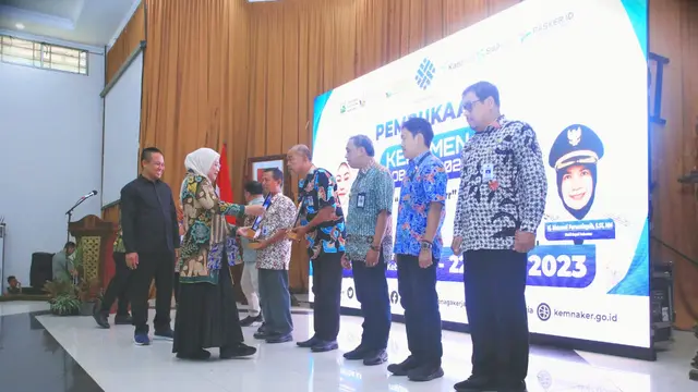 Menteri Ketenagakerjaan Ida Fauziyah membuka Job Fair Kebumen International Expo pada hari Rabu 21 Juni 2023.