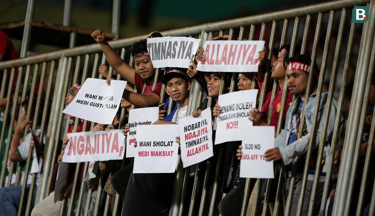 Para suporter memberikan dukungan kepada Timnas Indonesia U-16 sebelum dimulainya laga semifinal Piala AFF U-16 2022 antara Indonesia U-16 melawan Myanmar U-16 di Stadion Maguwoharjo, Sleman, Rabu (10/8/2022) malam WIB. (Bola.com/Bagaskara Lazuardi)
