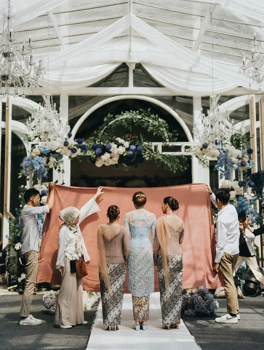 Rambut ketiganya ditata dengan gaya yang sleek dan clean; low-bun tanpa tambahan aksesori yang berlebihan. [Foto: Instagram/morden.co]