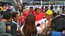 Pebalap Astra Honda Racing Team, Gerry Salim, melakukan wawancara usai ARRC 2017 di Sirkuit Buriram, Thailand, Sabtu (2/12/2017). Gerry Salim menjadi rider Indonesia pertama yang menjuarai ARRC kelas Asia Production 250. (Bola.com/Muhammad Wirawan)