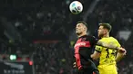 Gelandang Bayer Leverkusen #34 Granit Xhaka (kiri) berebut bola dengan penyerang Borussia Dortmund #14 Niclas Fuellkrug pada spieltag ke-12 Bundesliga 2023-24 di Bay Arena, Minggu (3/12/2023) malam WIB.
(INA FASSBENDER / AFP)