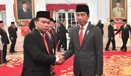 Presiden Joko Widodo atau Jokowi (kanan) menyalami Budi Arie Setiadi saat melantiknya sebagai Menteri Komunikasi dan Informatika (Menkominfo) baru di Istana Kepresidenan, Jakarta, Senin (17/7/2023). Budi Arie Setiadi menjabat Menkominfo untuk sisa masa jabatan periode 2019-2024. (Biro Pers Sekretariat Presiden/Agus suparto)