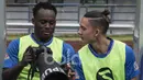 Gelandang Persib Bandung, Michael Essien, berdiskusi dengan Kim Kurniawan soal kamera sebelum laga uji coba melawan Bali United di Stadion GBLA Bandung, Jawa Barat, Sabtu (8/4/2017). (Bola.com/Vitalis Yogi Trisna)