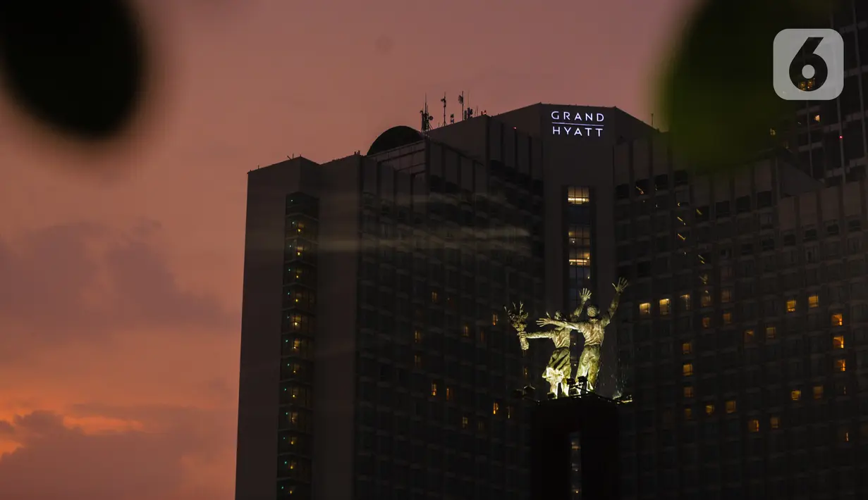 Hotel Grand Hyatt menyalakan lampu-lampu kamarnya membentuk lambang hati di kawasan Bundaran HI, Jakarta, Senin (13/4/2020). Aksi itu dilakukan sebagai bentuk ungkapan cinta terhadap para tenaga medis yang berjuang di garis terdepan dalam penangan COVID-19 di Indonesia. (Liputan6.com/Faizal Fanani)