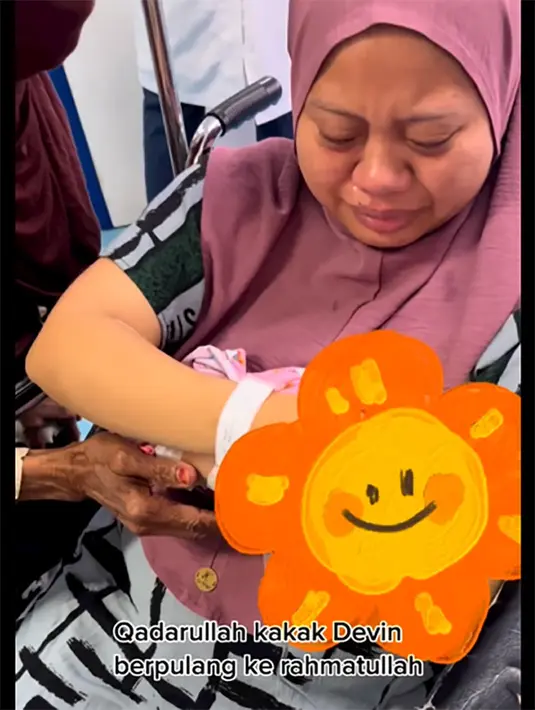 Komika yang juga pemeran itu membagikan kabar tersebut melalui akun instagramnya. Tangis wanita berusia 25 tahun itu pecah saat salah satu anaknya meninggal dunia. [Instagram/musdalifahbasri]