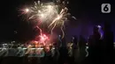Warga menyaksikan pesta kembang api saat perayaan malam puncak Tahun Baru 2023 di Danau Archipelago, Taman Mini Indonesia Indah (TMII), Jakarta, Minggu (1/1/2023). Sebelumnya, Pemprov DKI Jakarta menunjuk TMII untuk menjadi pusat perayaan tahun baru 2023 di Jakarta. (Liputan6.com/Herman Zakharia)