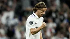 Gelandang Real Madrid, Luka Modric melakukan selebrasi setelah mencetak gol pertama timnya ke gawang Celtic pada pertandingan lanjutan Grup F Liga Champions di stadion Santiago Bernabeu di Madrid, Spanyol, Kamis (3/11/2022). Real Madrid menang telak atas Celtic dengan skor 5-1. (AP Photo/Manu Fernandez)