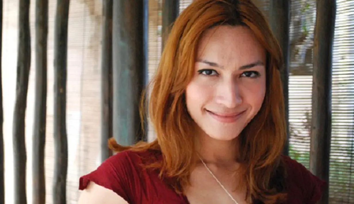 Nama Julia Robex melejit lewat film yang dibintangi “Dalam Pelukan Janda” . Dia mendapat julukan Ratu Waria. Lahir dengan Baby Wijaya Nasroen, Julia akhirnya memilih menjadi wanita transgender. (Via Instagram/Julia Robex)