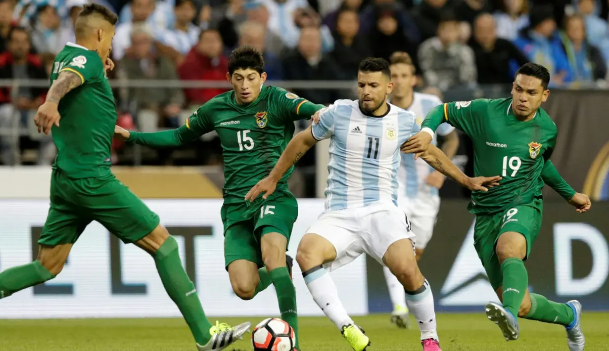 Striker Argentina, Sergio Aguero, dihadang para pemain Bolivia pada laga Grup D Copa America Centenario 2016 di CenturyLink Field, Seattle, Rabu (15/6/2016). (AFP/Jason Redmond)