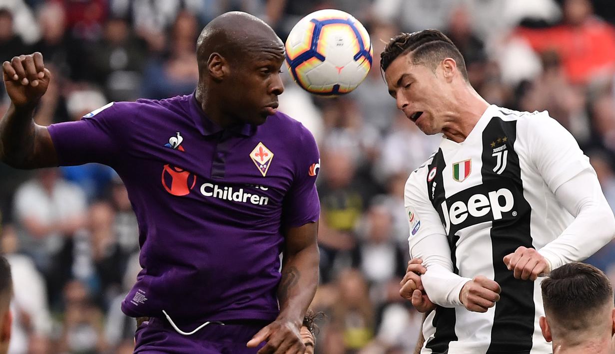 Striker Juventus, Cristiano Ronaldo, duel udara dengan gelandang Fiorentina, Bryan Dabo, pada laga Serie A 2019 di Stadion Juventus, Sabtu (20/4). Juventus menang 2-1 atas Fiorentina. (AFP/Marco Bertorello)