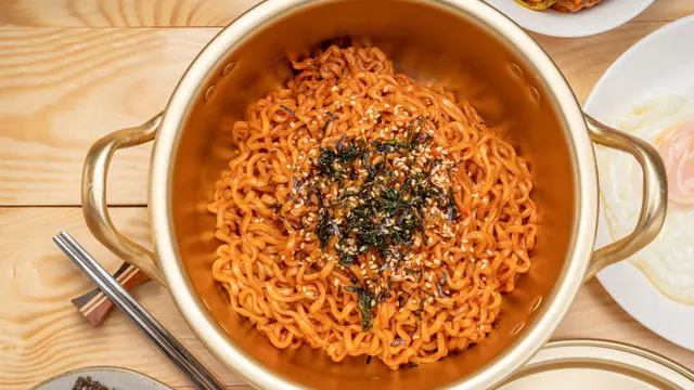 Food Hack Mie Instan Pedas Terenak yang Bisa Dicoba Sendiri, Cita Rasanya Nggak Bikin Nyesel