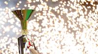 Trofi Serie-A Italia merupakan trofi termahal di level liga domestik saat ini yaitu 66 ribu dolar AS atau setara Rp956 juta. Pasalnya trofi ini terbuat dari berbagai jenis logam bernilai tinggi. (Foto: AFP/Marco Bertorello)