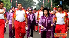 Citizen6, Jakarta: Lebih dari 400 anggota IKKT PWA termasuk para Wanita TNI dan PNS TNI di lingkungan Mabes TNI mengikuti Gerak Jalan Santai sepanjang 5 Km. dengan start  di depan Gedung Olah Raga (GOR) Ahmad Yani Mabes TNI. (Pengirim: Badarudin Bakri).