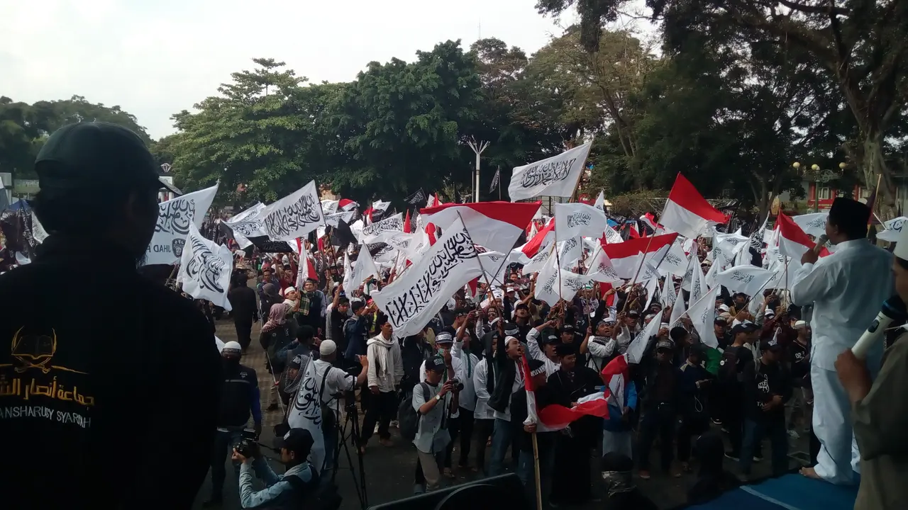 Ribuan massa menolak pembakaran bendera HTI di Garut