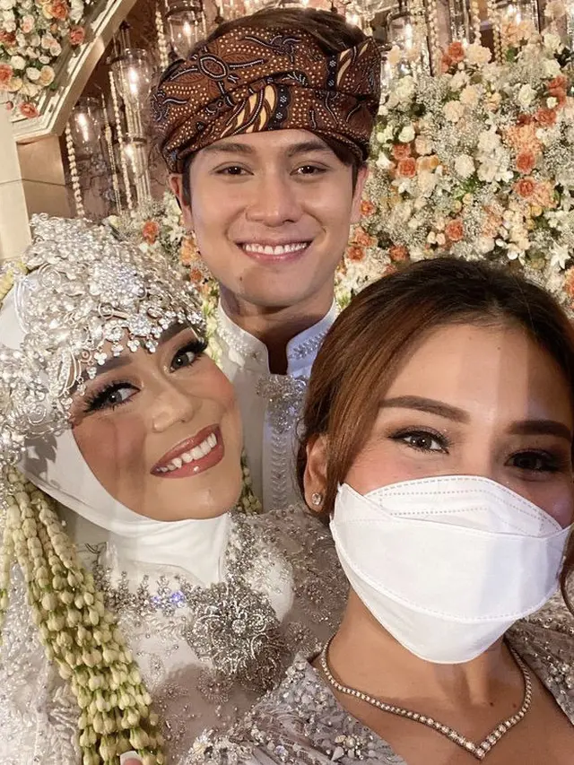 Hadir di Pernikahan Lesti-Billar, Ayu Ting Ting Tampil Kenakan Kebaya Kutu Baru/dok. Instagram @ayutingting92