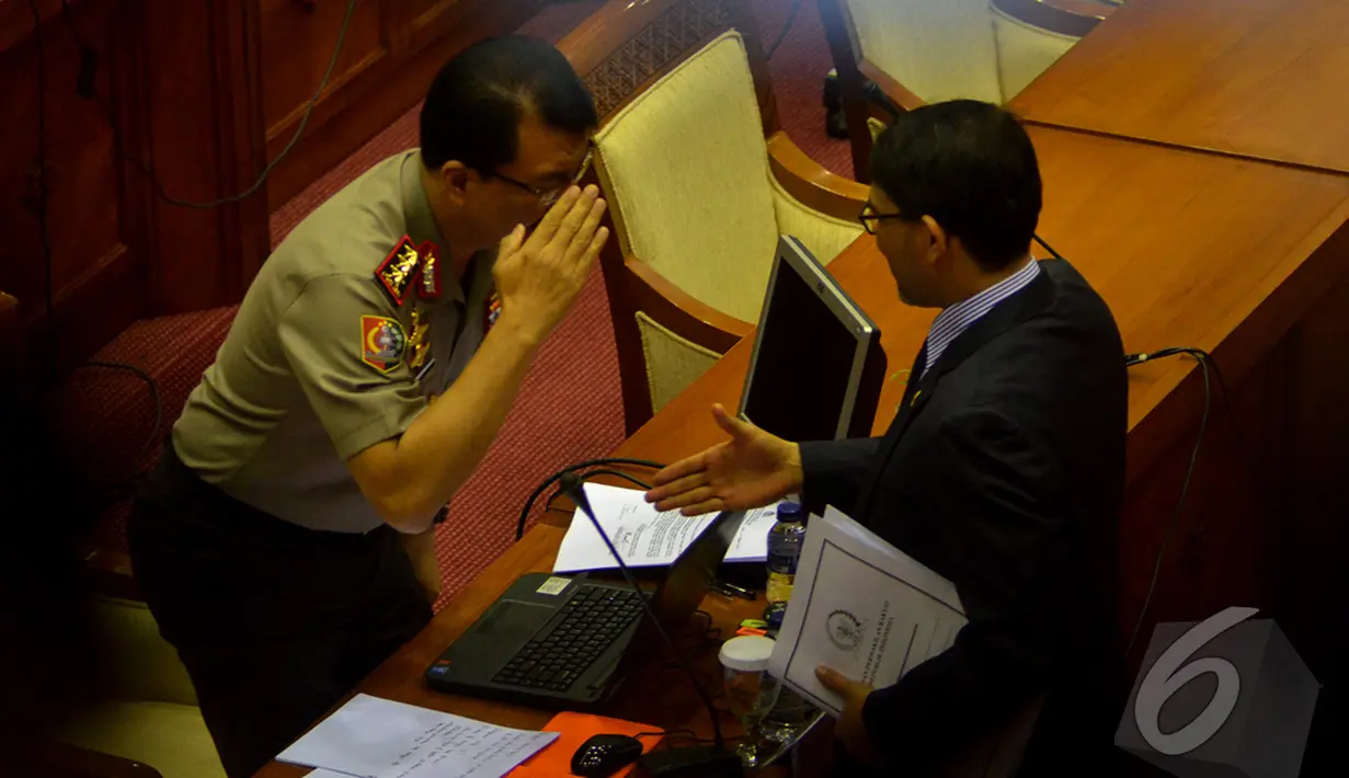 Komjen Pol Budi Gunawan memberikan hormat kepada anggota Komisi III DPR, Muhammad Nasir Djamil usai menjalani uji kelayakan dan kepatutan di ruang Komisi III DPR RI, Senayan, Jakarta, Rabu (14/1/2015). (Liputan6.com/Faisal R Syam)