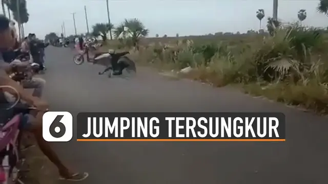 Niatnya menunjukkan kebolehan, dua pemuda itu justru tersungkur jatuh dari motor hingga ke aspal.